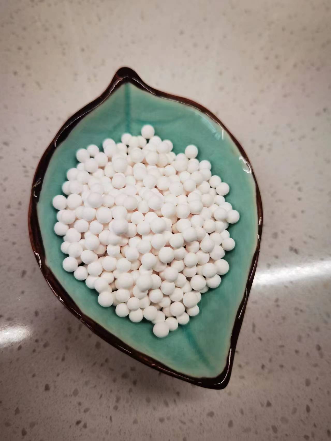 白色吸附球.jpg